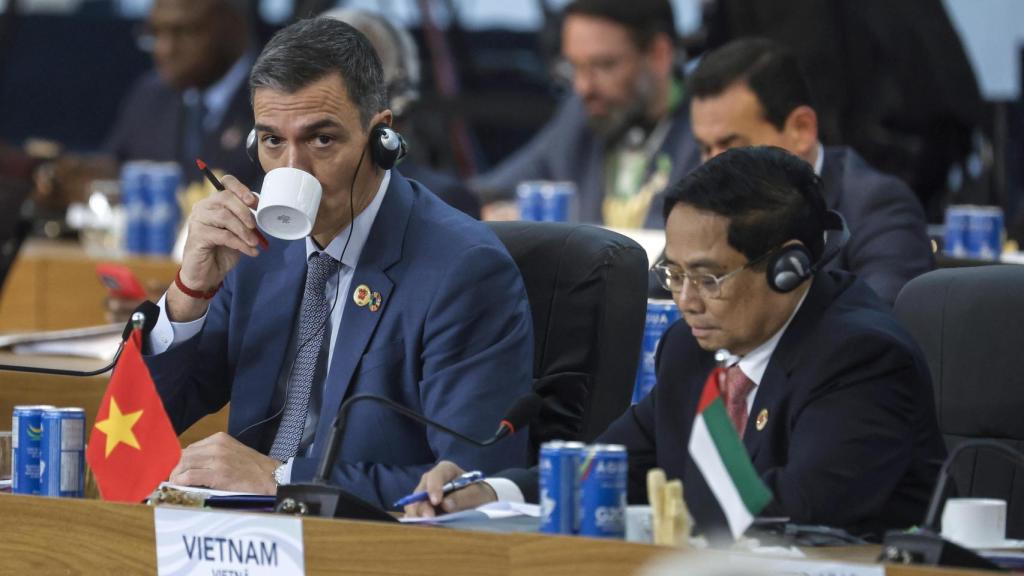 Pedro Sánchez junto al primer ministro de Vietnam, Pham Minh Chính, en la Cumbre de jefes de Estado del G20 este martes en Río de Janeiro.