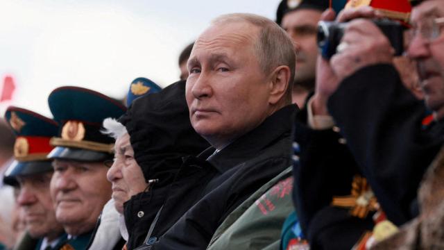 El presidente ruso, Vladimir Putin, observa un desfile militar en el Día de la Victoria de 2022.