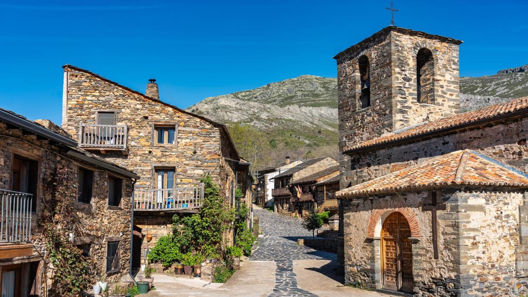 Casas de piedra en la sierra de Guadalajara.