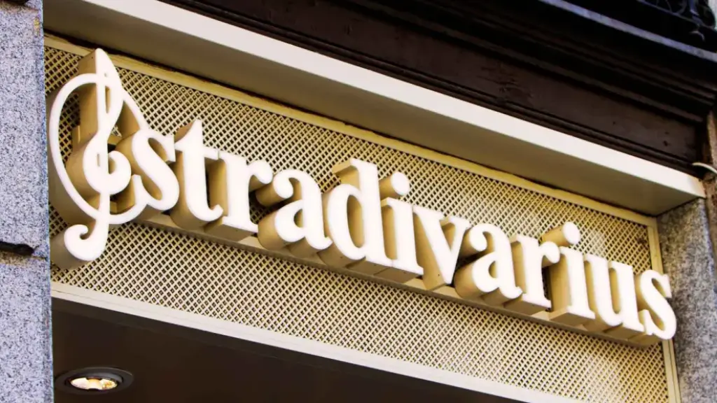 Fachada Stradivarius.