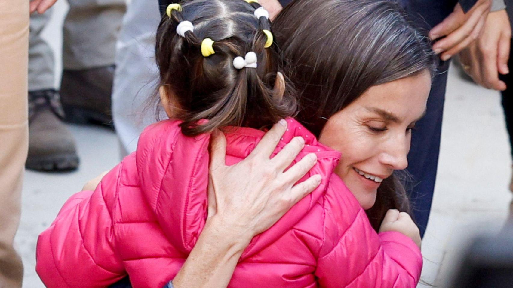 La Reina abraza a una pequeña en Chiva.