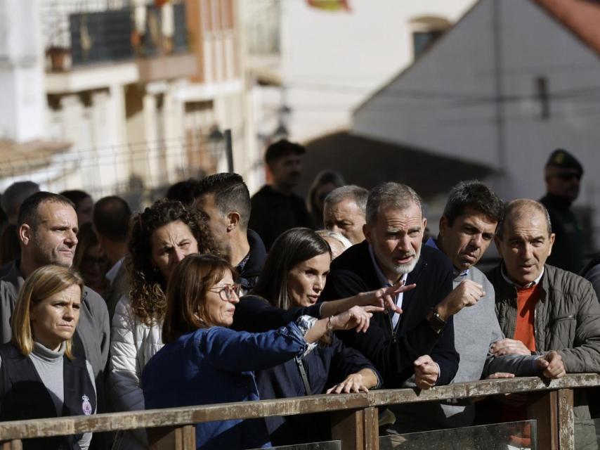 Los Reyes, acompañados de varias autoridades valencianas, en Chiva.