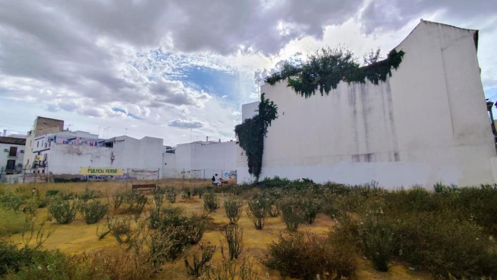 El solar de la calle Arrayán que los vecinos quieren convertir en parque.