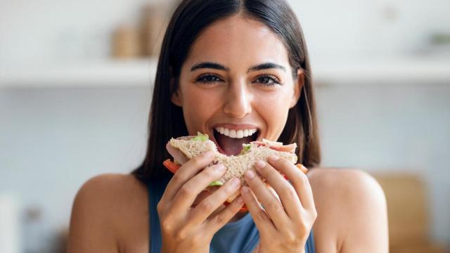 Mujer cenando.