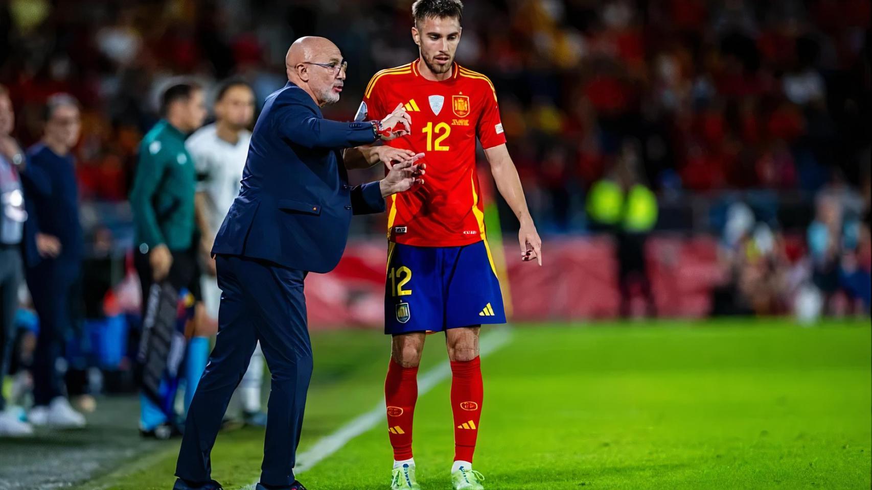 Óscar Mingueza recibe indicaciones de Luis de La Fuente.