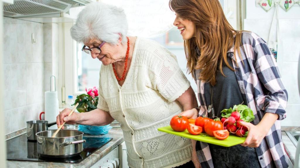 Abuela y nieta cocinando.