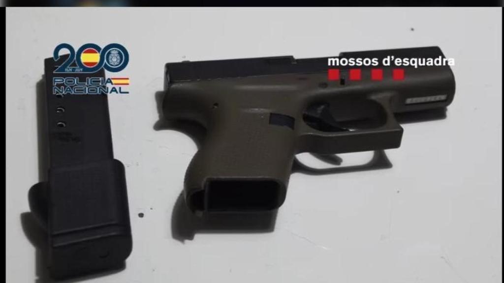 Pistola tipo Glock, serie compacta, incautada por las autoridades policiales a la célula del Cártel de Sinaloa en Barcelona.