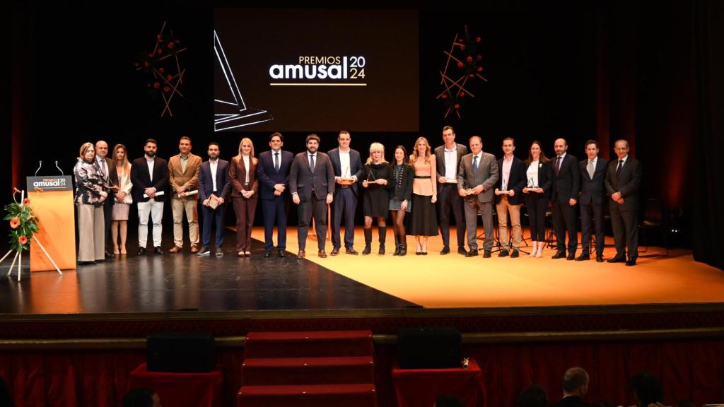 Fernando López Miras posa con los ganadores de los Premios Amusal 2024.