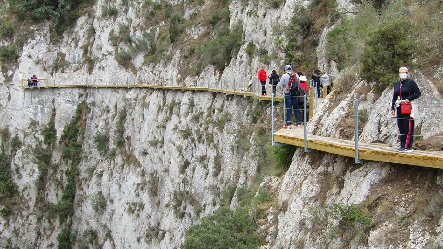 La pasarela de madera de la ruta a la presa de Relleu.