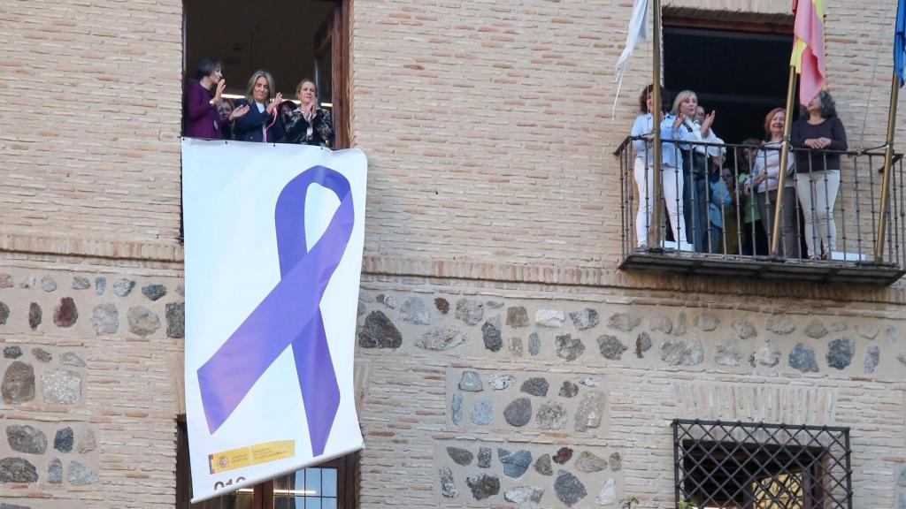 Despliegue del lazo morado. Foto: Delegación del Gobierno.