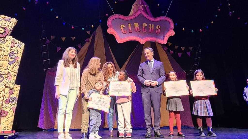 El alcalde entrega los premios del certamen de dibujo con motivo del Día Universal de la Infancia en el Teatro Liceo