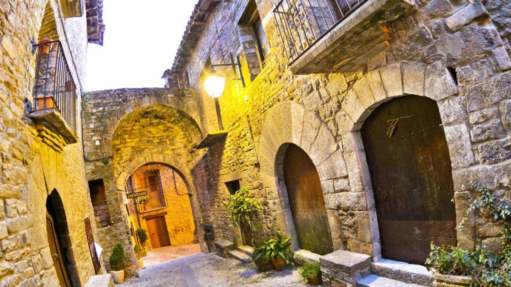 Calle medieval de Aínsa, Huesca.