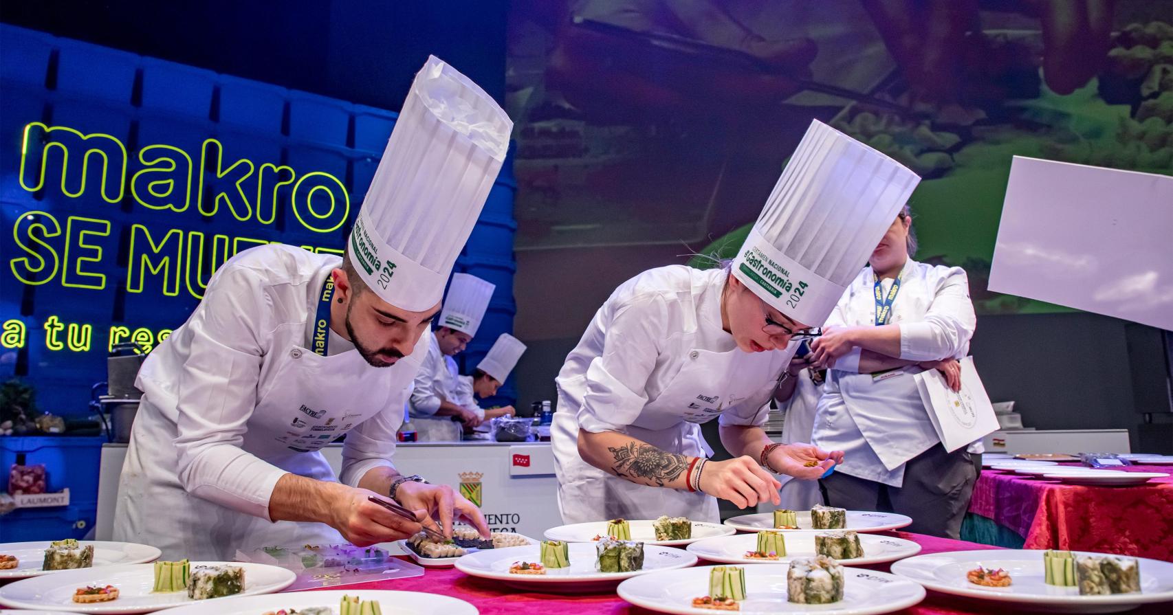 Victor Talavera y su ayudando, Andrea San José, cocinando para la competición