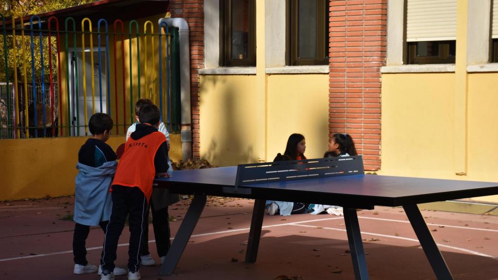 Los brigadistas ayudando a otros alumnos en el patio