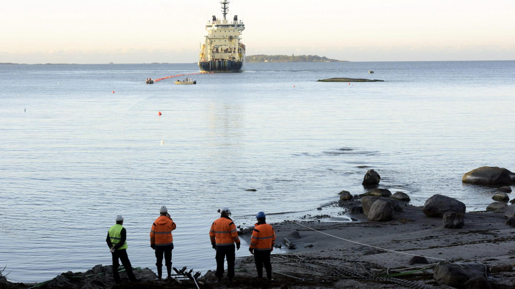 Un grupo de operarios investigan los incidentes en la costa de Helsinki.