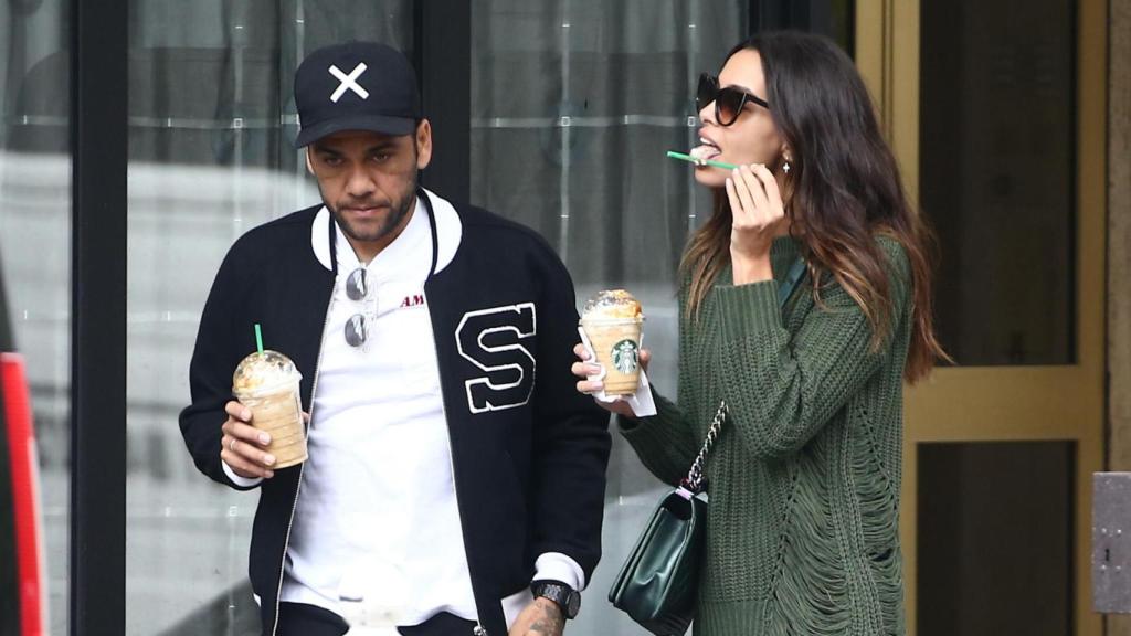 Dani Alves y Joana Sanz antes de la controversia del jugador.