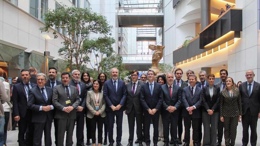 Page junto al resto de representantes españoles en Bruselas.