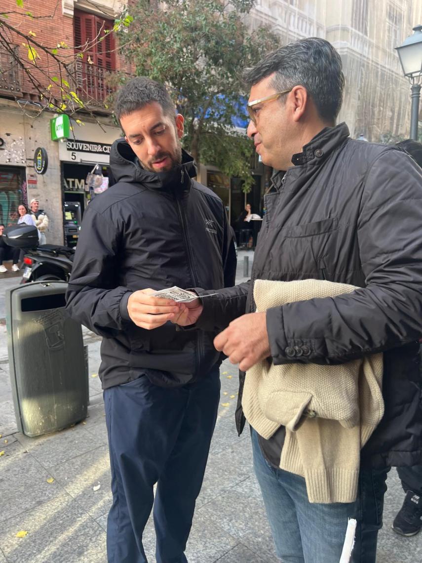 Miguel Ángel Zapata regala dos décimos de 'Loterías Perolo' a David Broncano.