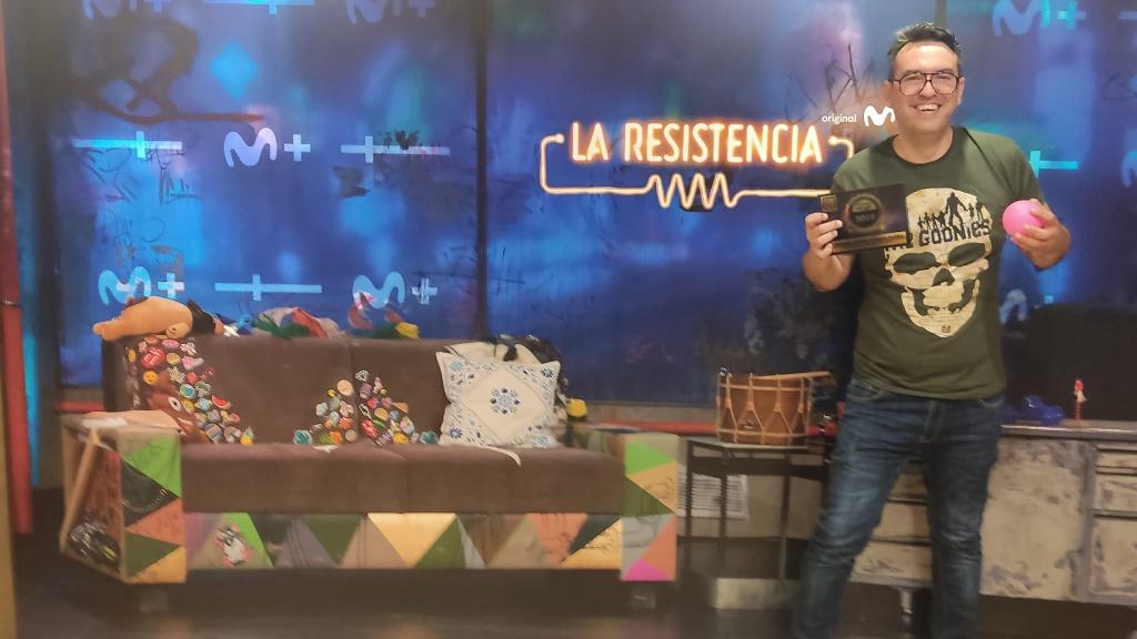 Miguel Ángel Zapata sostiene el premio de 'Lotero del año 2022' en el backstage de 'La Resistencia'.