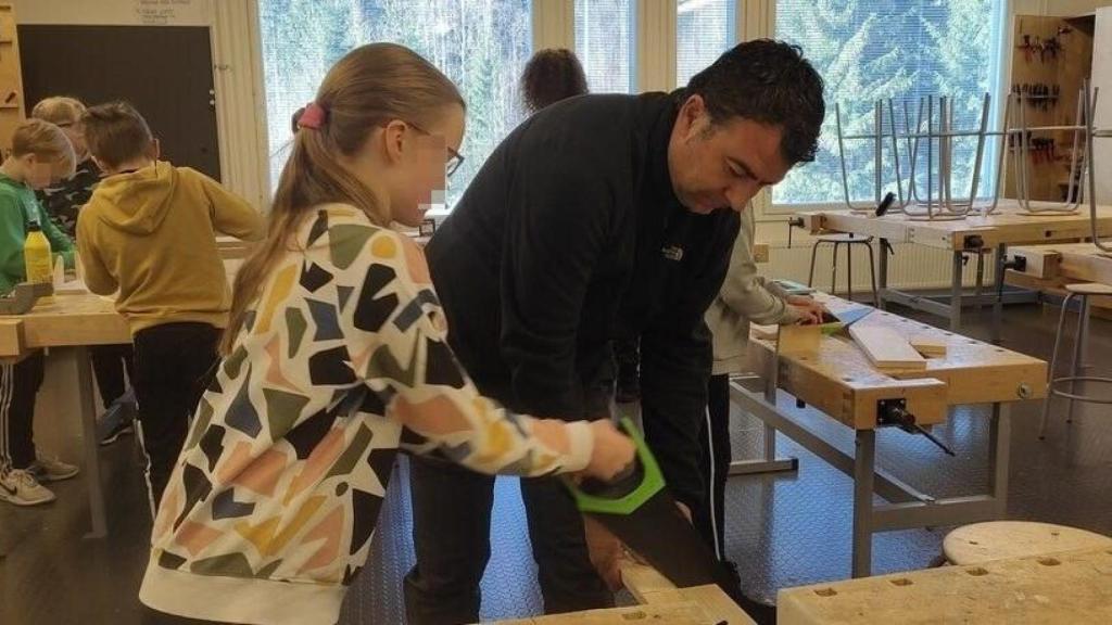 Roberto en un taller de carpintería en Finlandia.