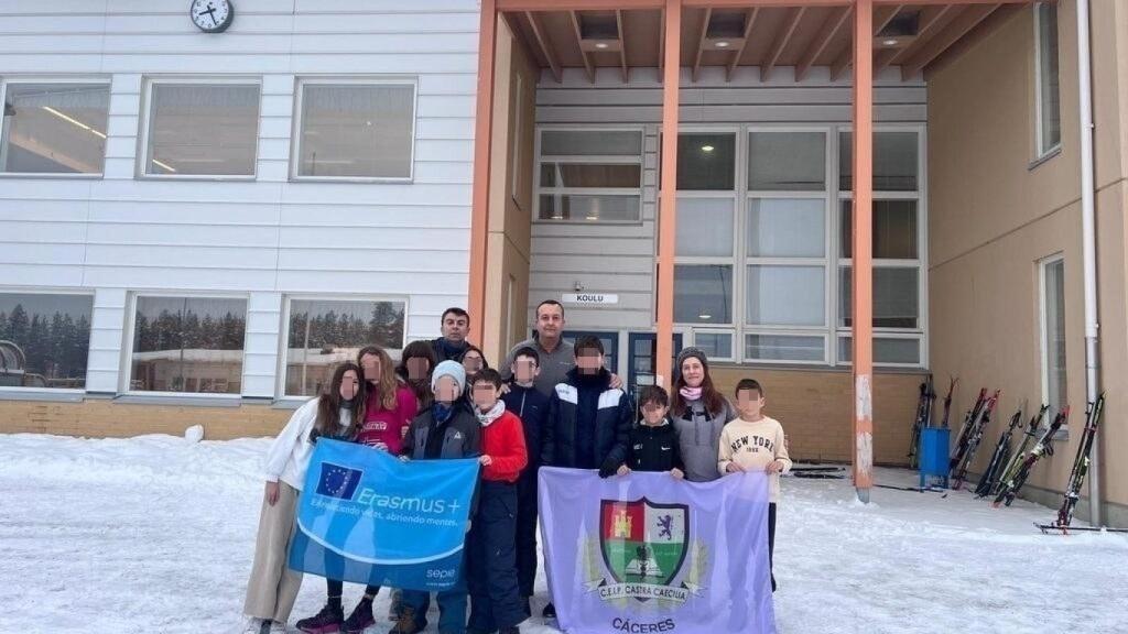 Los niños del  CEIP Castra Caecilia de Cáceres visitando un colegio en Finlandia.