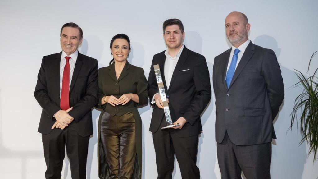 Pedro J. Ramírez, presidente ejecutivo y director de EL ESPAÑOL; Cruz Sánchez de Lara, vicepresidenta ejecutiva; Mario Vidal, jefe de innovación, y Javier Corcuera, jefe de Redes Sociales.