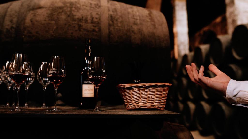 Detalle de una botella de Lustau durante la visita de EL ESPAÑOL a sus bodegas de Jerez de la Frontera.