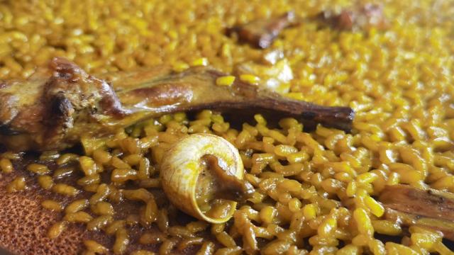 El arroz con conejo y caracoles que preparan en El Xiri de Monòver.