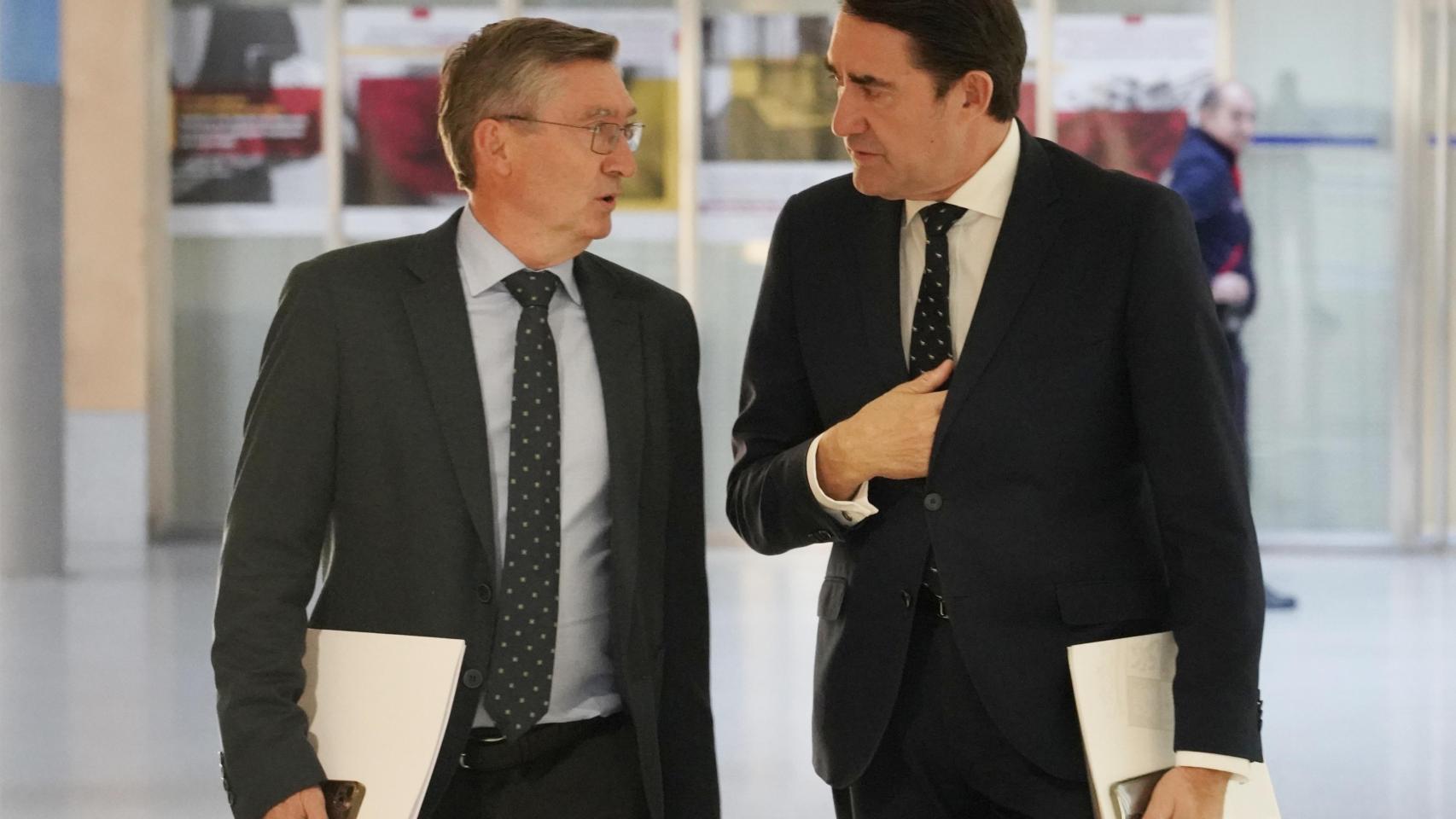 El consejero de Medio Ambiente, Vivienda y Ordenación del Territorio, Juan Carlos Suárez-Quiñones; y el  director general de Patrimonio Natural y Política Forestal, José Ángel Arranz;