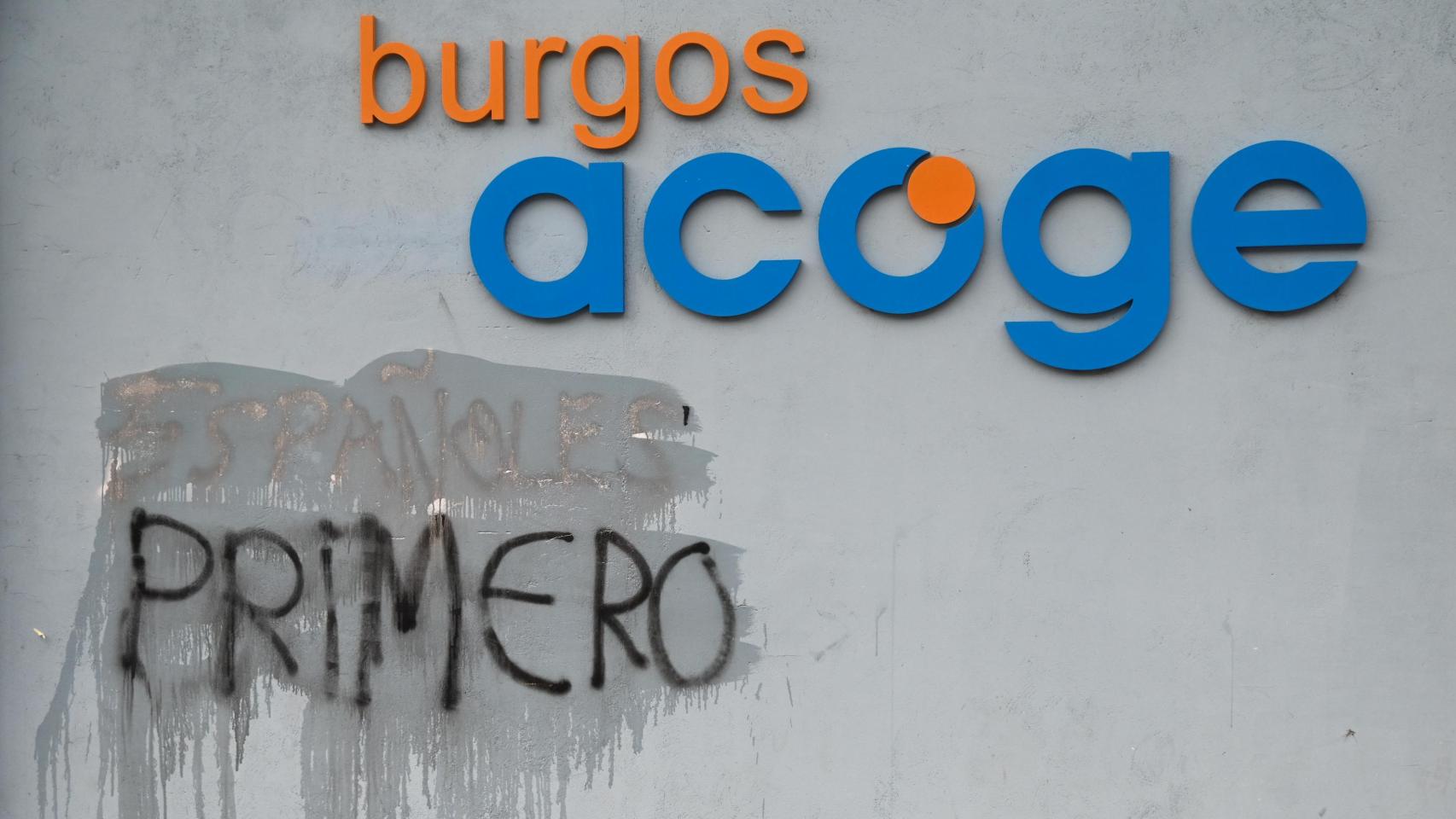 Una de las pintadas en la sede de Burgos Acoge