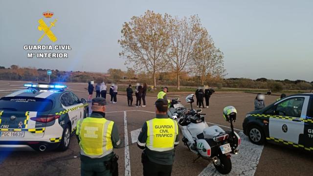 Las jugadoras junto a la Guardia Civil en el área donde pararon al conductor del autobús