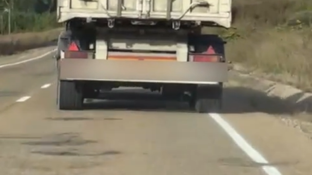 La Guardia Civil de Tráfico denuncia al conductor de un tráiler por poner en peligro a otros usuarios