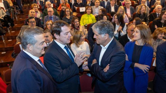 El presidente de la Junta, Alfonso Fernandez Mañueco, preside el acto de celebrtación del 125 aniversario de la Cámara de Comercio de Soria. En la imagen, con el entrenador Toni Nadal