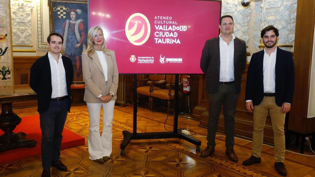 El director operativo de Tauroemoción, Nacho de la Viuda, la concejala de Cultura, Irene Carvajal, junto al CEO de Tauroemoción, Alberto García, y al analista económico Diego Sánchez, presentando los resultados del estudio