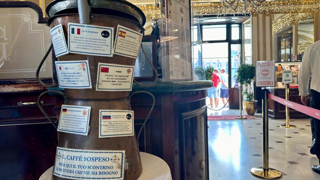 El 'café pendiente' del icónico Gambrinus de Nápoles