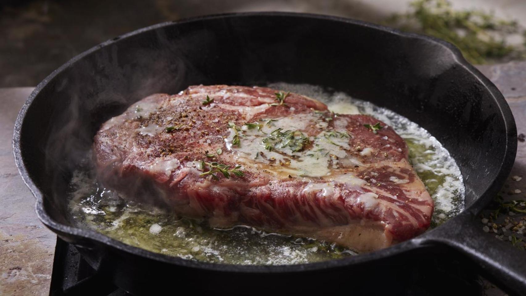 Un filete de carne en una sartén.