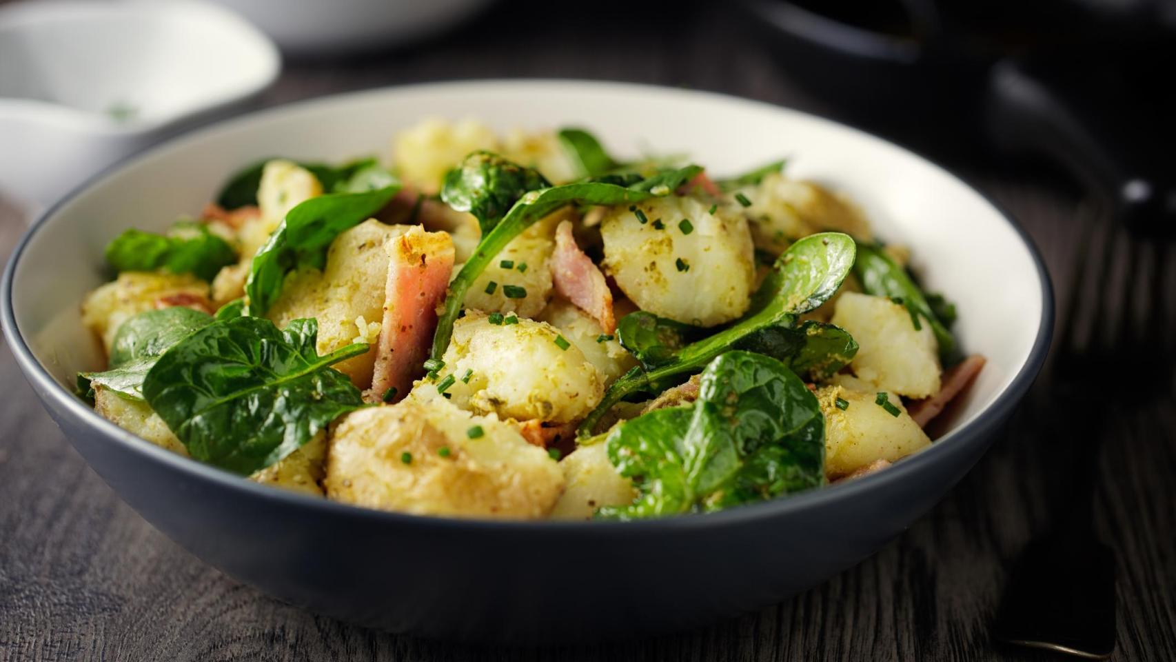 Una ensalada de patatas y hojas verdes