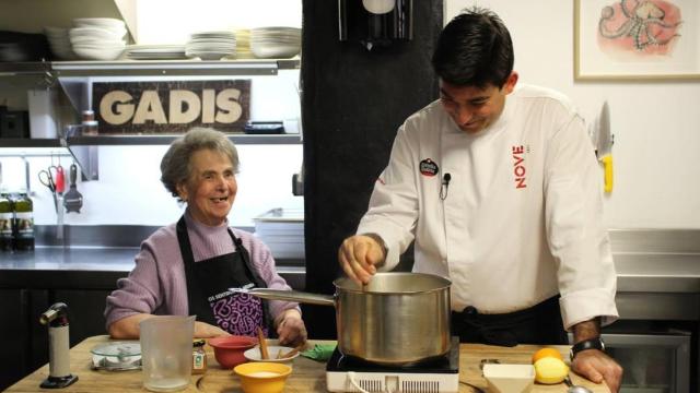 Manuela, una de las participantes en el recetario, junto al chef Javier Rodríguez Ponte.