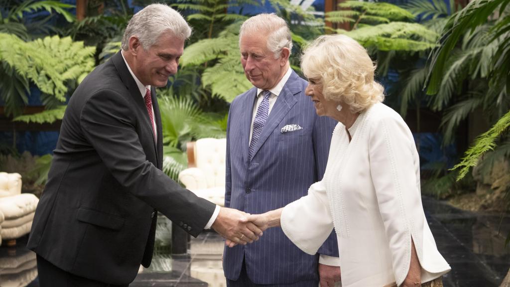 Miguel Díaz-Canel junto a Carlos y Camila de Inglaterra, en 2019.