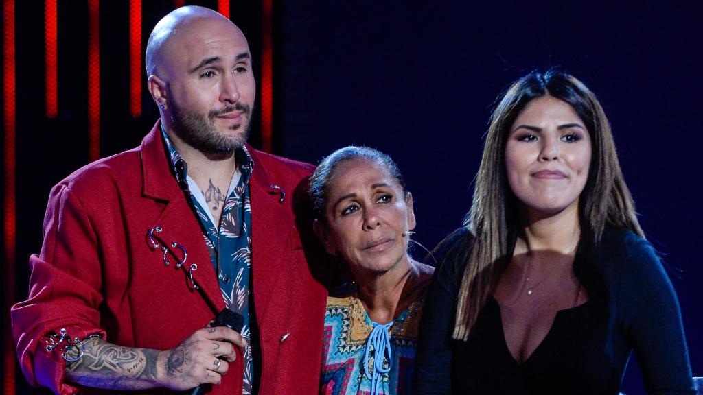 Isabel Pantoja con sus dos hijos en la gala de 'Supervivientes' 2019.