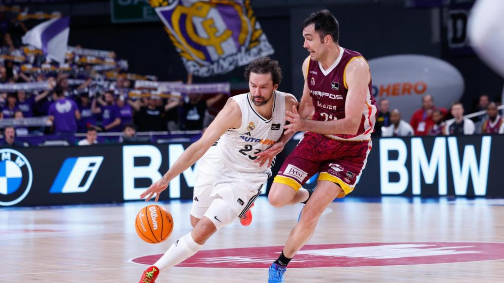 Sergio Llull presionado por Pierre Oriola durante el partido ante Hiopos Lleida.