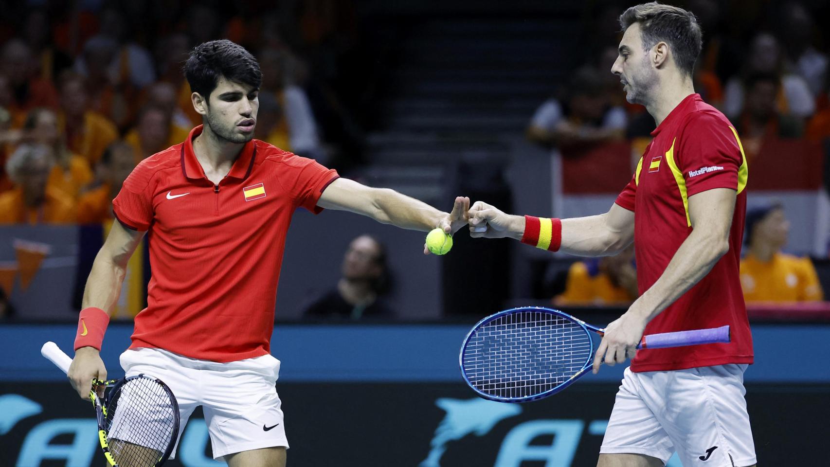 Carlos Alcaraz y Marcel Granollers, en el partido de la Copa Davis.