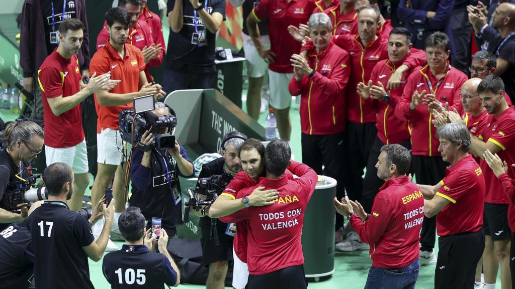 Rafa Nadal es homenajeado por todo el equipo español de la Copa Davis