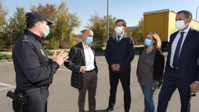 Carlos Velázquez, junto a varios concejales y un policía, con mascarillas junto a la fábrica.