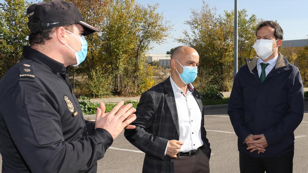 Carlos Velázquez, junto a varios concejales y un policía, con mascarillas junto a la fábrica.