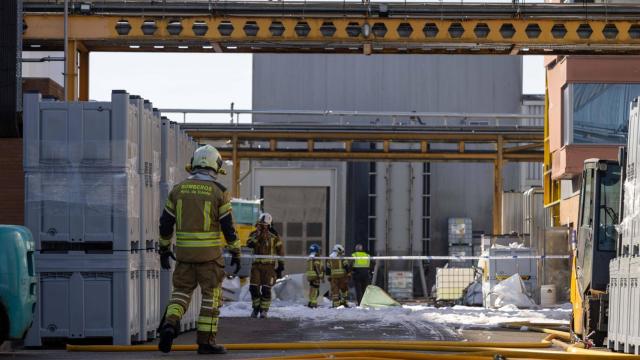 Los bomberos trabajando en la farmacéutica Alcaliber de Toledo.