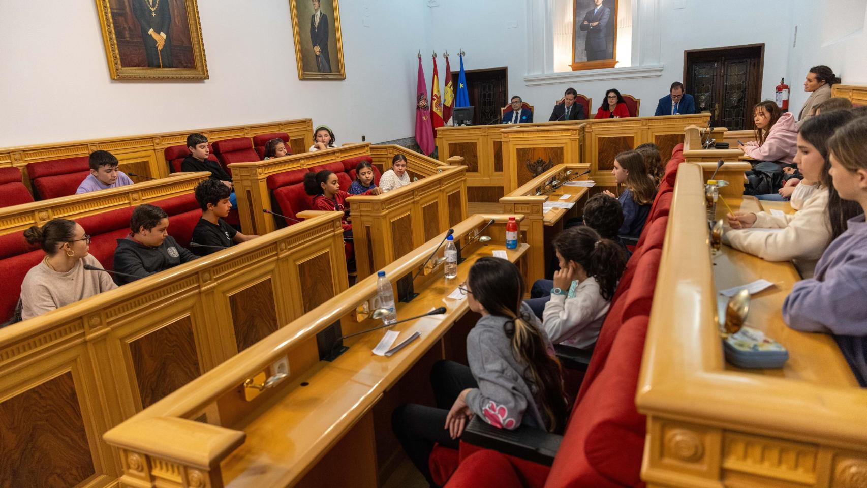 Los niños toman el pleno municipal de Toledo para reivindicar sus derechos: todas las imágenes