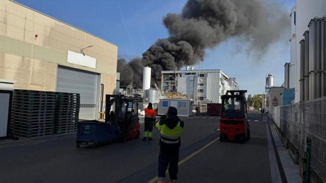 La explosión de un depósito de isobutanol en una fábrica de Toledo ha generado una gran columna de humo.