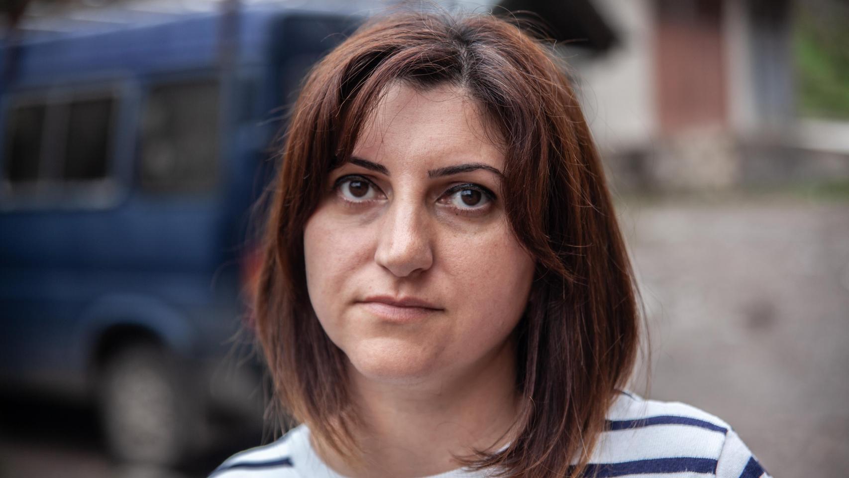 Retrato de Anoush Babayan, refugiada de 38 años de Nagorno Karabaj.