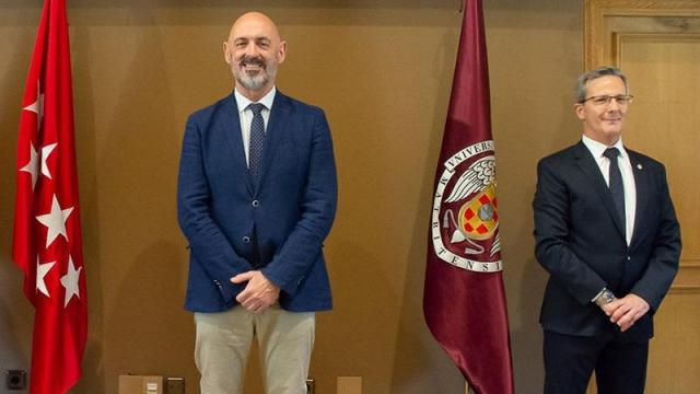 El rector de la UCM, Joaquín Goyache (centro), junto a Jorge Clemente, decano de Ciencias de la Información, en la Universidad.